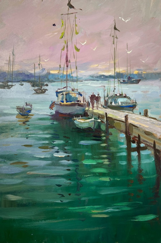 Image 1 of Peinture à l'huile originale représentant un paysage côtier au crépuscule, où les bateaux dorment au quai.