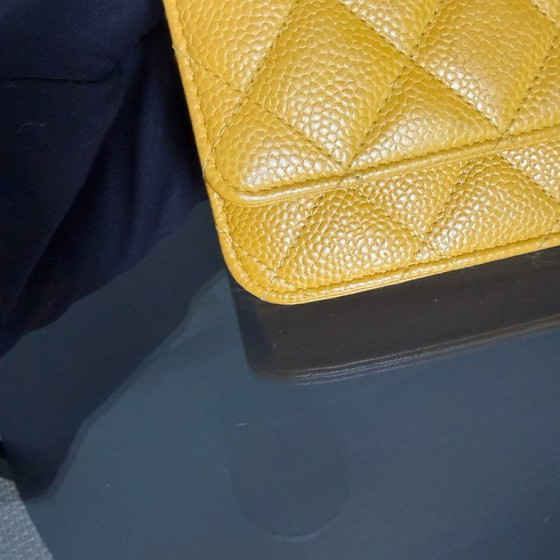 Image 1 of Portafoglio Chanel con catena WOC - Serie 25 in pelle trapuntata color giallo caviale