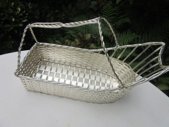 Image 1 of Porte-bouteille de vin vintage en fil de fer argenté.