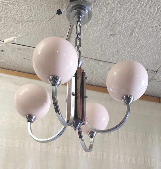 Image 1 of Lampadario Art Déco a quattro luci in metallo cromato e vetro opalino - metà del XX secolo
