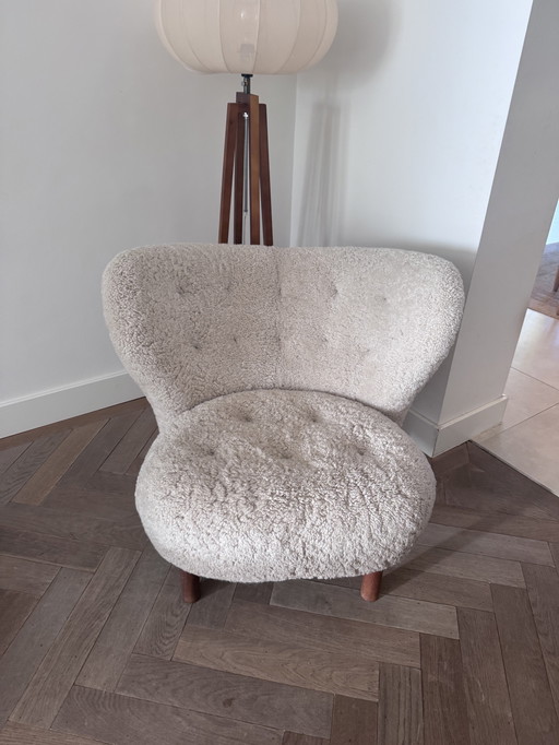 &Tradition petit fauteuil Petra VB1 peau de mouton clair de lune