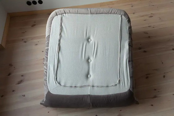 Togo fauteuil in warmgrijs fluweel – Michael Ducaroy, Textile, Velvet (photo 8 of 10)