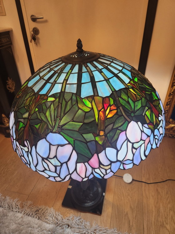 Image 1 of Grote Monumentale Bronzen Lamp / Vloerlamp naar L. & F. Moreau - "Vrouw met lier" met Tiffany-stijl glaskap - 100 cm - 15,5 kg