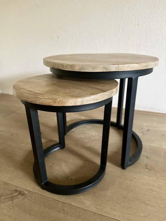 Image 1 of 2 tables d'appoint en bois de manguier et acier rond