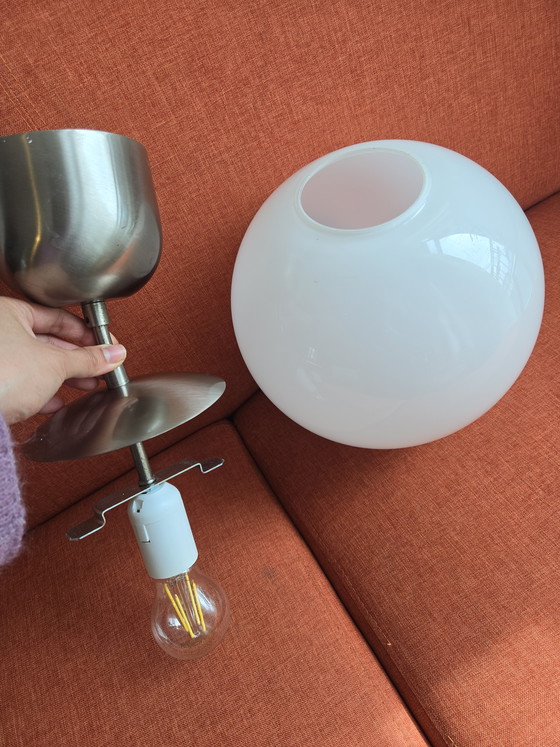 Image 1 of Lampada a sospensione con sfera in vetro bianco in stile Space Age (3 disponibili)