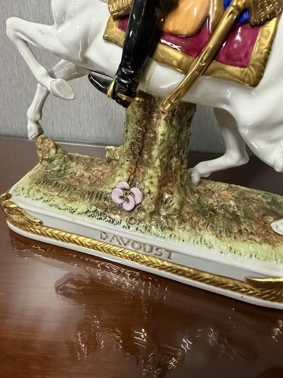 Image 1 of Statue équestre en porcelaine