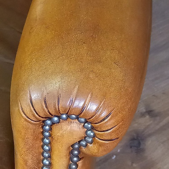 Image 1 of Poltrona in pelle di pecora di carattere con un bellissimo look vintage e rifinita con borchie decorative (1)