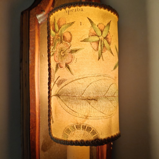 Vintage-Wandlampe mit botanischem Muster und Pergamentschirm – rustikaler/ländlicher Stil