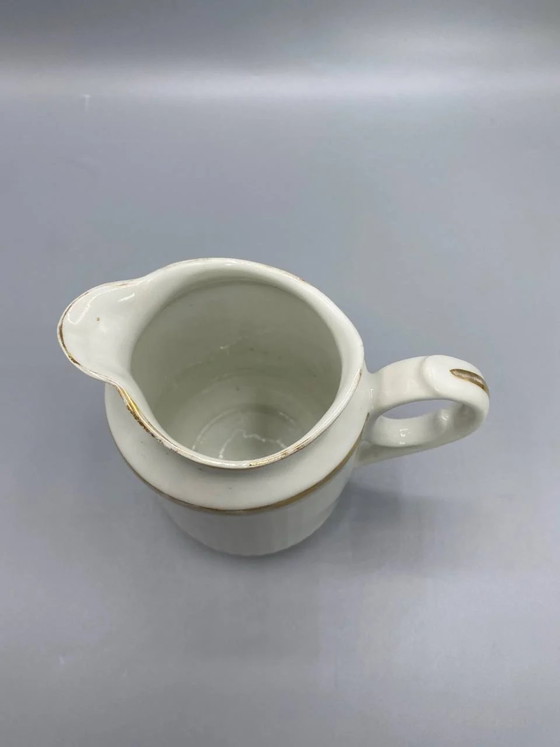 Vintage Ribbed White Porcelain Milk Jug with Gold Trim – Decorative Objects, Klassiek (photo 5 of 6)