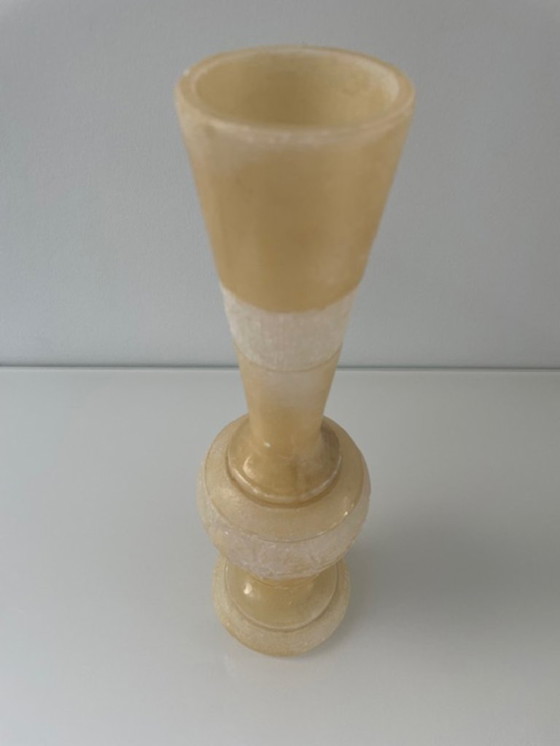 Image 1 of Vaso vintage in alabastro con dettagli decorativi – 32 cm
