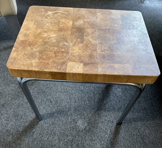 Image 1 of Mesita auxiliar de estilo Bauhaus: estructura tubular con tablero de madera maciza.