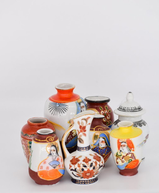 Collezione di 8 vasi in miniatura in porcellana Dragon Satsuma