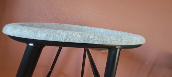 4 x De Vorm LJ 3 Barhocker aus PET-Filz mit schwarzem Stahlrahmen – Other, Metal (photo 14 of 16)