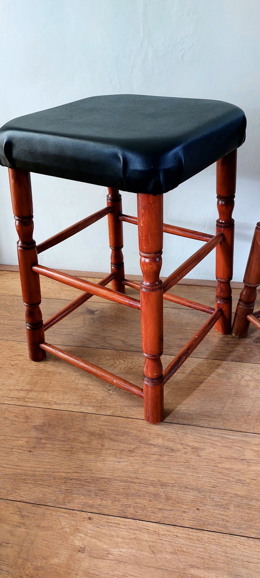 2 sgabelli belli e robusti, rivestiti in similpelle, come nuovi.