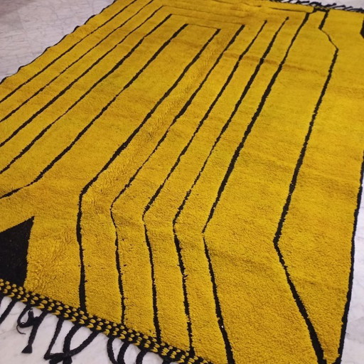 Ecru Berber Moroccan rug with geometric patterns, 250cm x 150cm