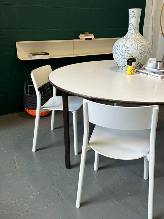 Minimalistische Eethoek / Vergaderset: Vintage Ronde Tafel (Ø 140 Cm) + 4x IKEA JANINGE Designstoelen (photo 5 of 6)