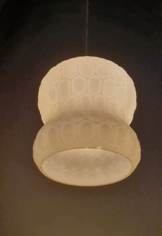 Image 1 of Suspension vintage - verre opalin blanc à texture alvéolée