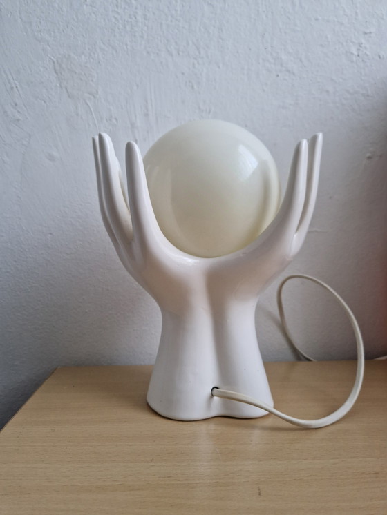 Image 1 of Bijzondere tafellamp handen met bol vintage design