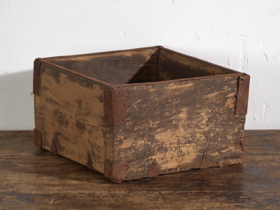 Antique Chinese wooden basket with iron straps – China, circa 1900 – Decorative Objects (photo 39 of 40)