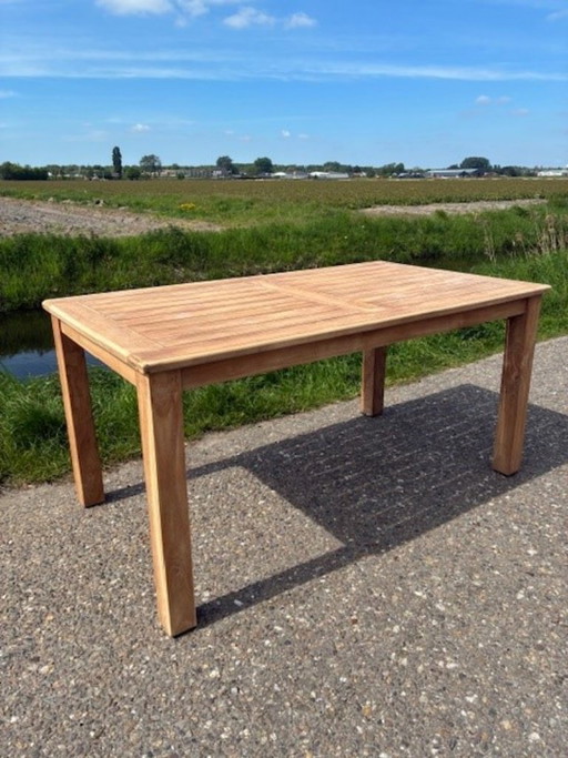 Hochwertiger Teak-Gartentisch – neuwertig