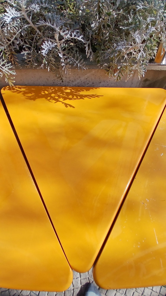 Image 1 of Driehoekige tafel /Peter Ghyczy/ Vintage