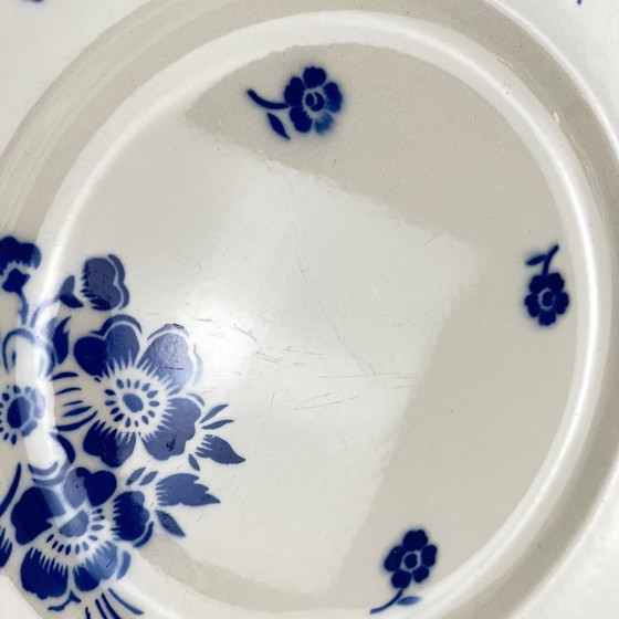 Image 1 of Piatto da torta in semiporcellana di Badonviller, decorato con motivi floreali blu, inizio XX secolo.