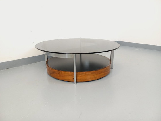 Image 1 of Vintage Italiaanse ronde salontafel uit de jaren 60/70, gemaakt van gebogen palissanderhout, verchroomd metaal en gerookt glas.
