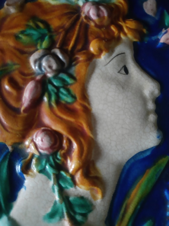 Image 1 of Dekorativer Keramikteller im Majolika-Stil des Jugendstils mit 3D-Relief