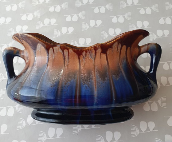 Image 1 of Wunderschöne Art-déco-Jardinière mit Thulin-Tropfglasur – B 38 cm