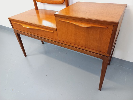 Image 1 of Kleine vintage Scandinavische teakhouten kaptafel met spiegel uit de jaren 60