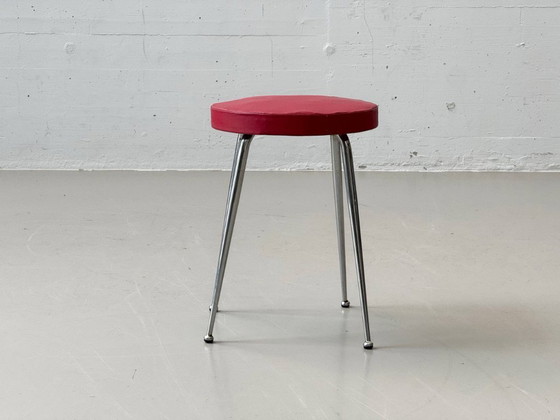 Image 1 of Tabouret vintage avec revêtement rouge et structure chromée, années 1960