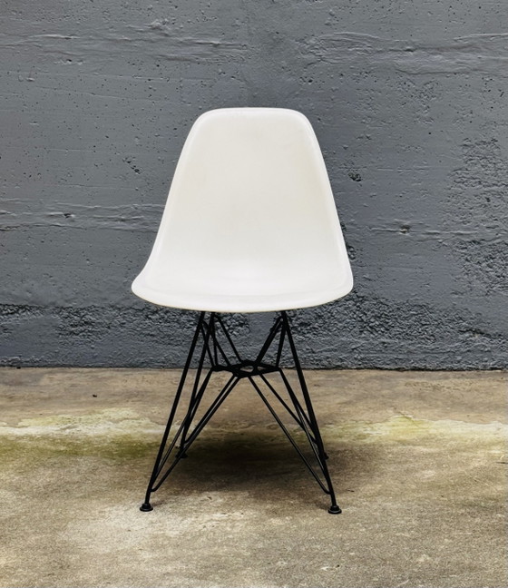Image 1 of Vitra-stoelontwerp van C.&R. Eames