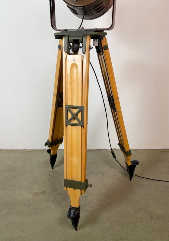 Large Industrial Factory Tesla Spotlight on Wooden Tripod, 1950s, Floor lights, Metal, Brown, Vintage (photo 3 of 15)