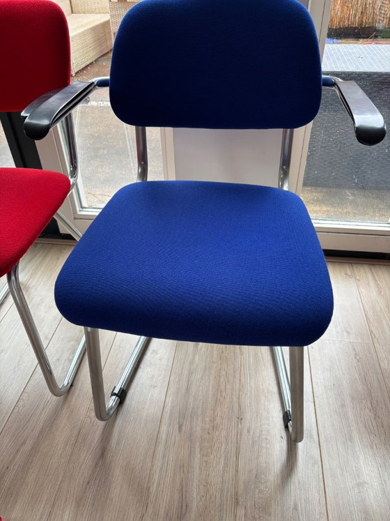 3 chaises Gispen originales retapissées avec des couleurs primaires – Chaises de salle à manger, Metal (photo 3 of 5)