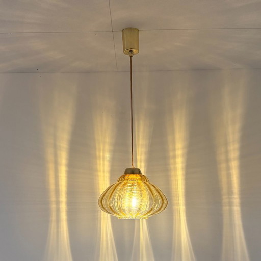 Vintage hanglamp met amberkleurige glazen kap