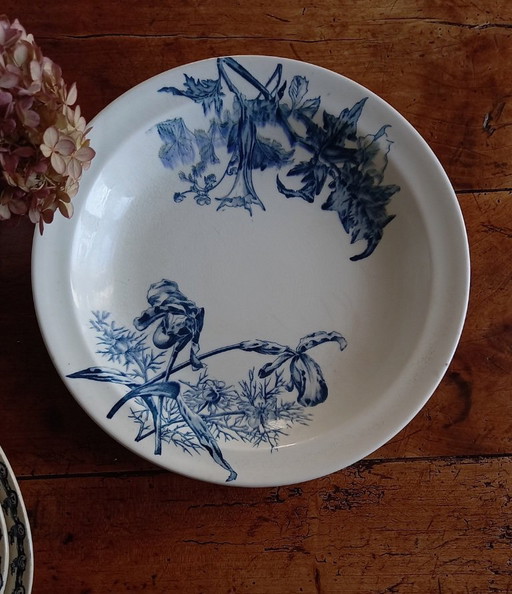 Ronde schaal van ijzersteen, Clairefontaine Sanejouand & Graves, 1890, "Bloemen".