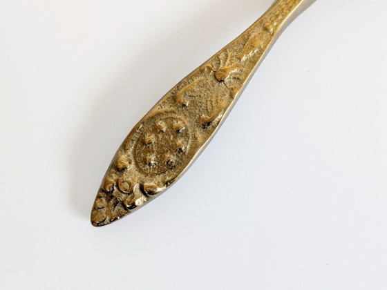 Image 1 of Vintage messing notenkraker met fleur-de-lys, sierlijke bloemenversiering voor een Hollywood Regency keuken.