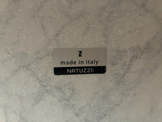 Tavolino da caffè Natuzzi in marmo Mid-century modern 90x90x34 cm, Tavolini da caffè, Metallo, Bianco (foto 5 di 5)