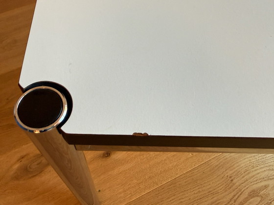 1. Edition, 1970er, USM Haller Couchtisch 75 × 75 cm, Perlweiß Laminat, Selten, Couchtische, Chrom, Grau (Foto 4 von 14)