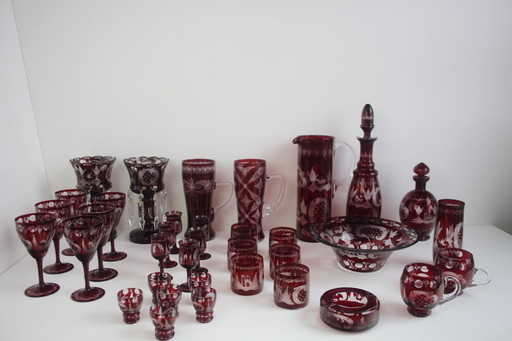 Ensemble antique de 36 pièces de verre artistique taillé rouge rubis, Egermann, années 1950.