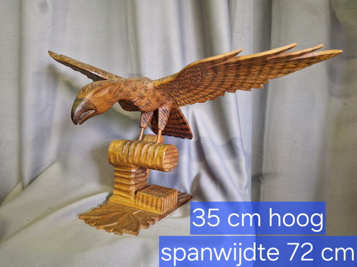 Bel aigle en bois