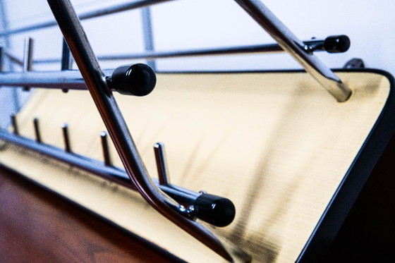 Image 1 of Porte-manteau vintage avec paroi arrière jaune.