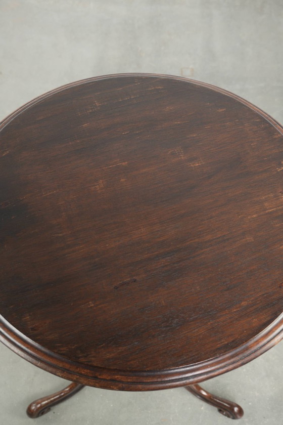 Image 1 of Runder antiker, eleganter und charmanter Beistelltisch/Weintisch mit wunderschönen Farben und aufwendigen Schnitzereien