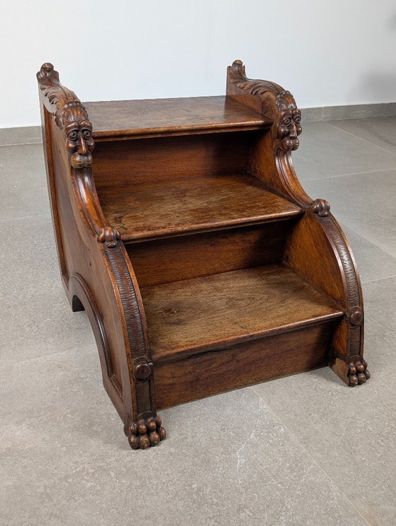 Verzierter hölzerner Tritthocker mit geschnitzten Gesichtern, Holz, Braun, Renaissance (Foto 2 von 15)