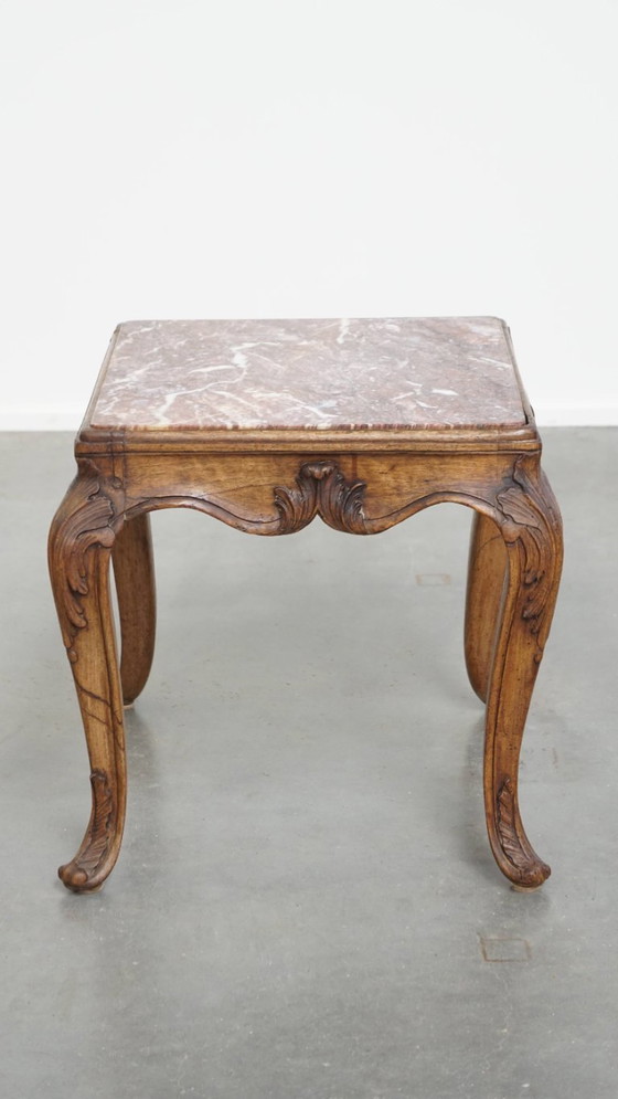 Image 1 of Ancienne table d'appoint carrée française de la fin du XVIIIe siècle avec cadre en bois et plateau en marbre