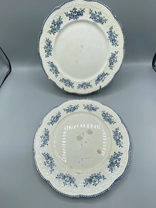 2 grote Badonviller-borden - Richelieu-patroon - Blauwe boeketten - begin 20e eeuw – servies