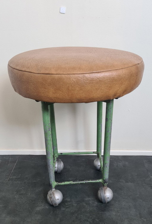 Taburete vintage con ruedas - taller de estudio industrial
