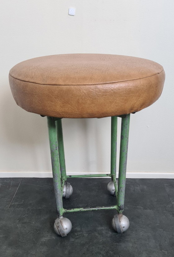 Image 1 of Vintage krukje met wieltjes - industrieel atelier werkplaats
