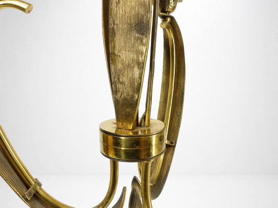 Image 1 of Lámpara de araña de tres brazos en latón dorado, con motivos de follaje y volutas, estilo Art Déco, circa 1950.