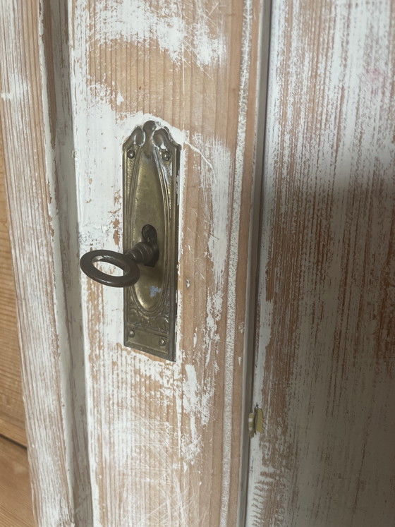 Auch ein alter Speckschrankrost ist vorhanden. – Wandschrank, Wood (photo 5 of 6)